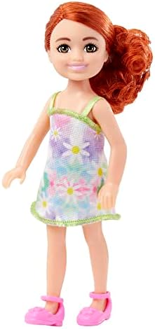בובת ברבי צ ' לסי, בובה קטנה לבושה בשמלה פרחונית נשלפת ונעליים עם שיער אדום ועיניים כחולות