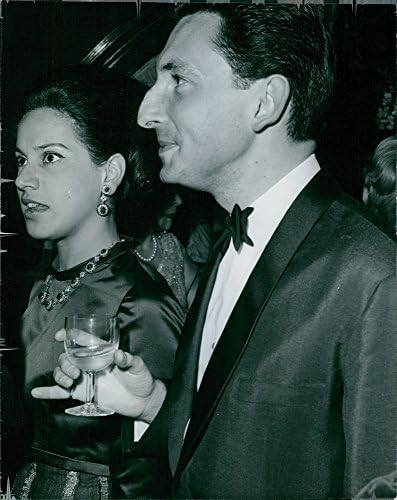 תצלום וינטג 'של הנסיך מייקל מיוון עם אשתו מרינה קרלה בצד שלו.