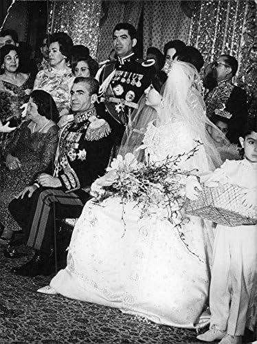 צילום וינטג 'של טקס בנישול של מוחמד רזה פהלאבי ופרה דיבה .- דצמבר 1959