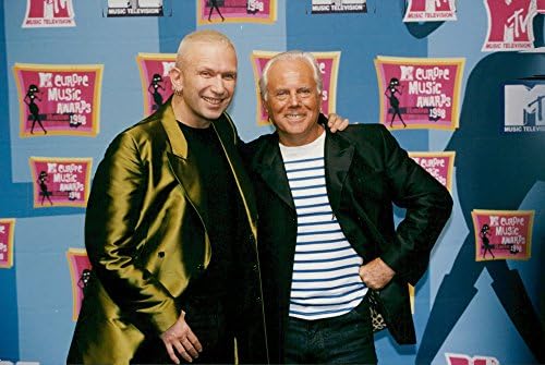 תצלום וינטג 'של ז'אן-פול גוטייה יחד עם המעצב ג'ורג'יו ארמני בטקס פרסי MTV Music