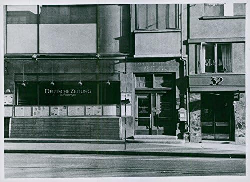 תצלום וינטג 'של Tidens Tegn נאסר והבניין שלהם השתלט על ידי דויטשה צייטונג, נורבגיה 1943.