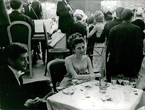 תצלום וינטג 'של הנסיכה סוראיה מאיראן במסיבה, יושבת, מביטה במצלמה.